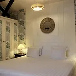 Hotell De La Bretonnerie 3*